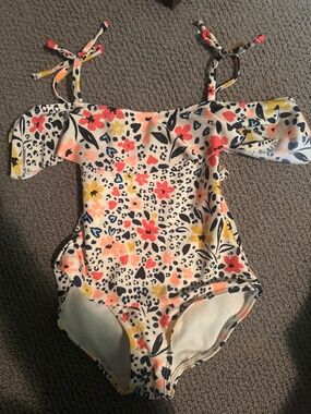 Girls swimsuit